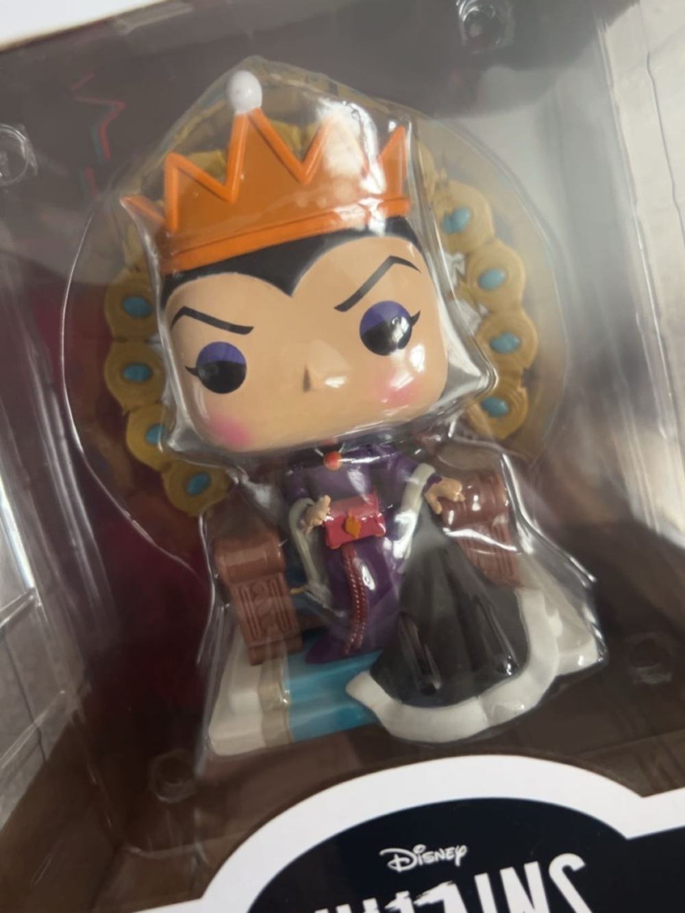 Funko Pop! Deluxe Evil Queen on Throne - Picture 3 of 8